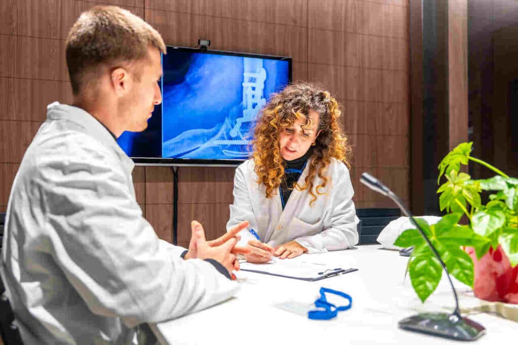 Médicos radiologistas conversando sobre a Interpretação de exames radiológicos.