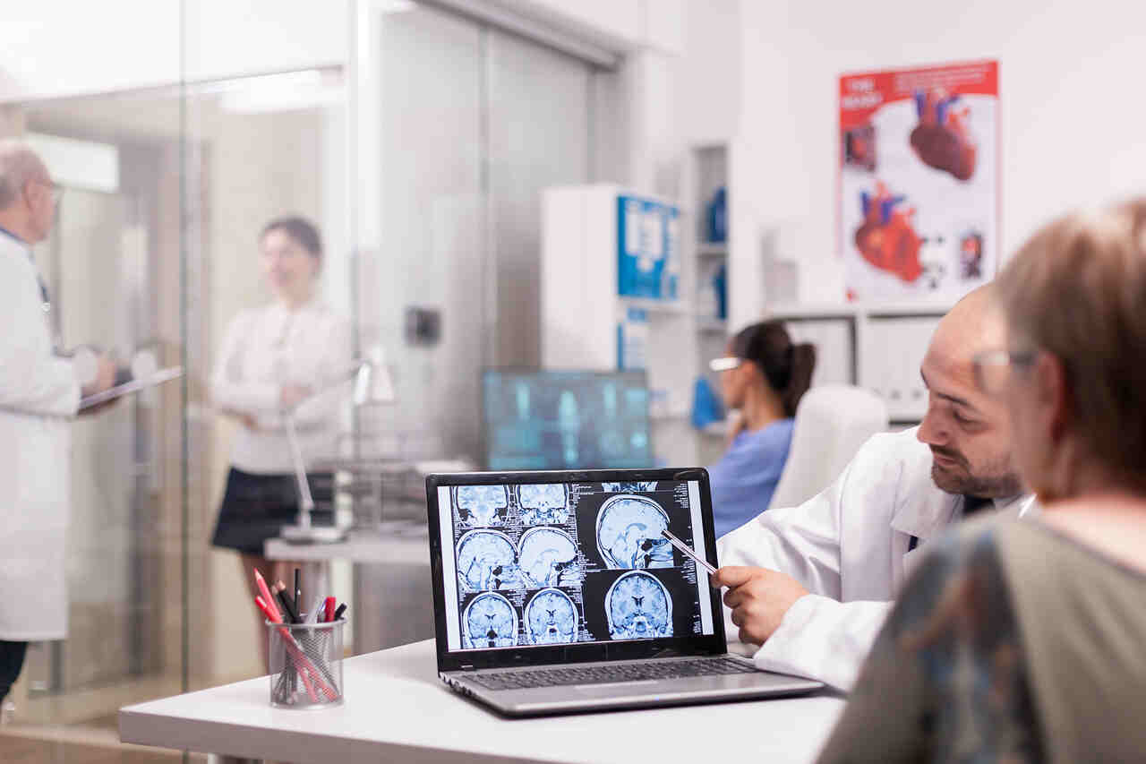 Médico mostrando a radiologia e fazento atendimento ao paciente